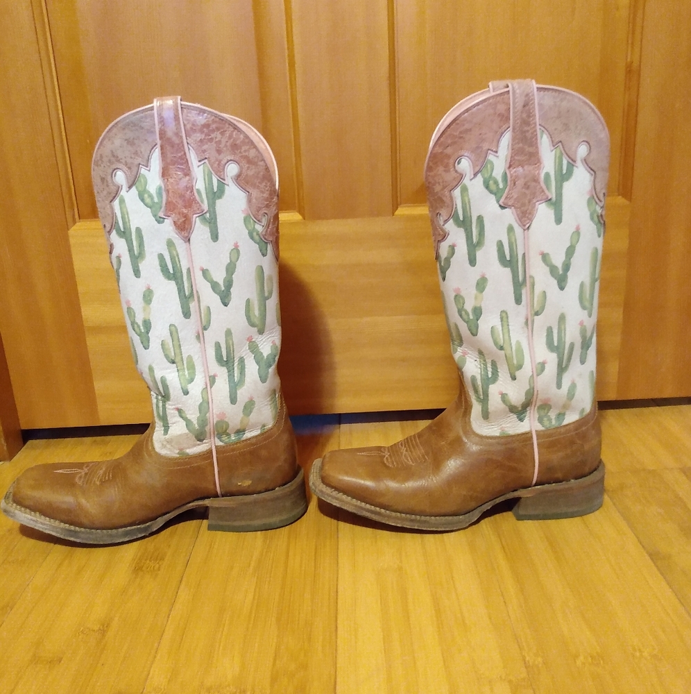 Size 7 Ariat painted catus boots.